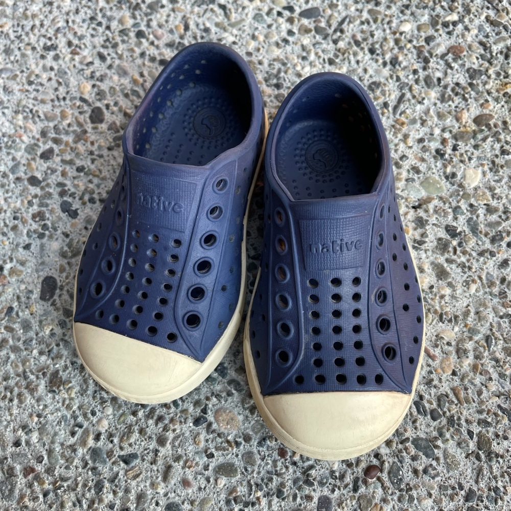 Native toddler shoes size 6
